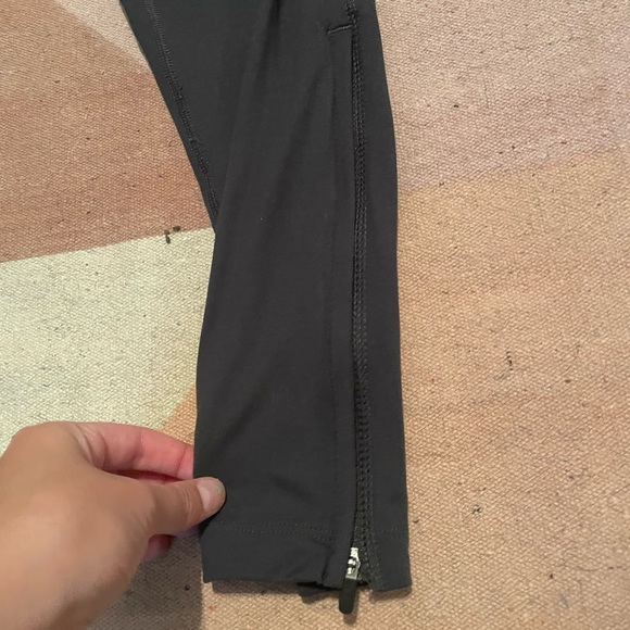 Nike jogger sweatpants super soft and stretchy material - Picture 3 of 11